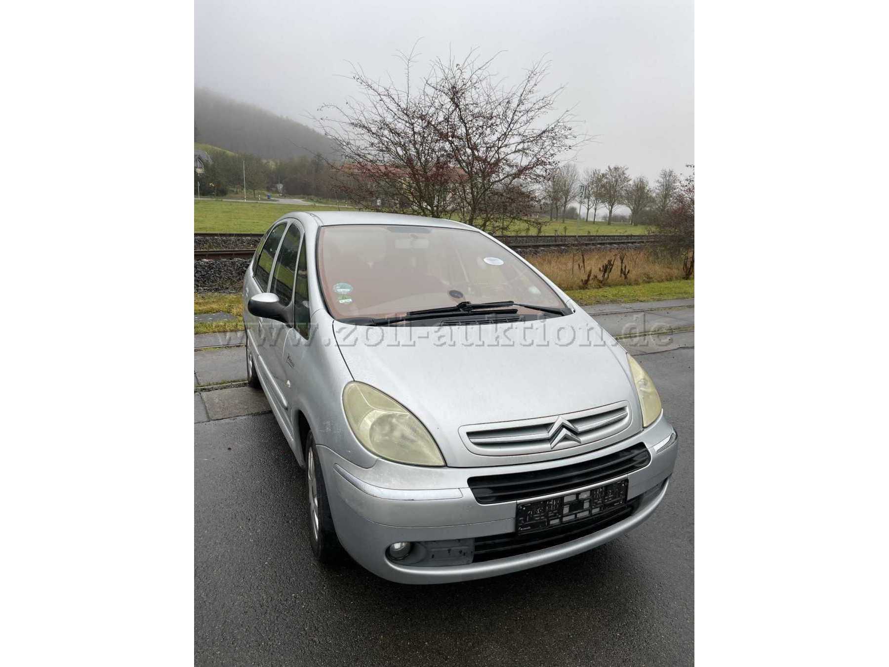 Gesamtansicht schräg von vorn links