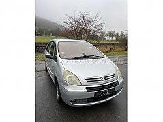 Gesamtansicht schräg von vorn links