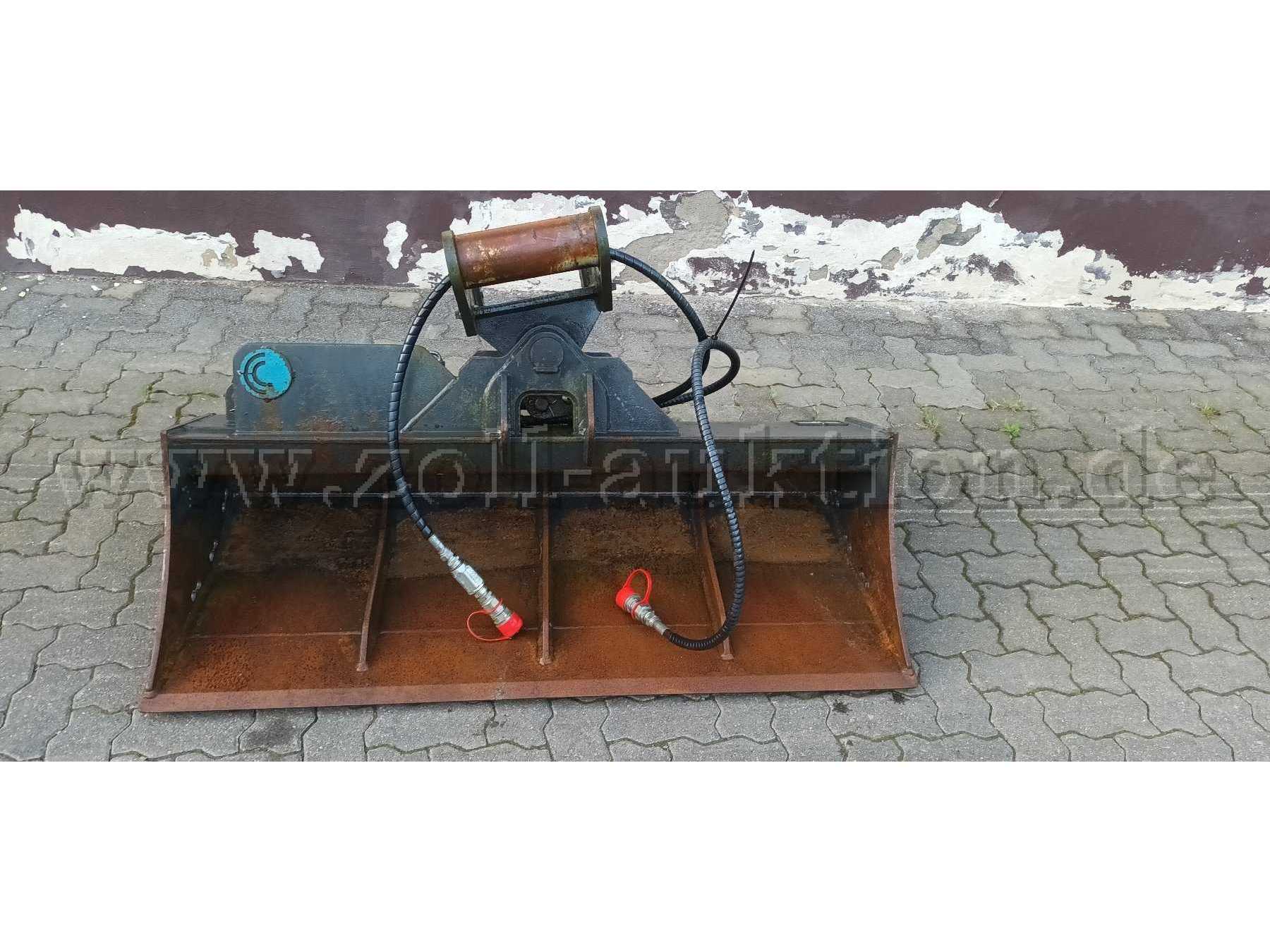 Frontansicht mit Hydraulikschläuchen