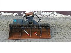 Frontansicht mit Hydraulikschläuchen