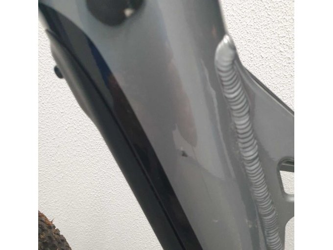 sichtbarer Kratzer am Alu-Rahmen