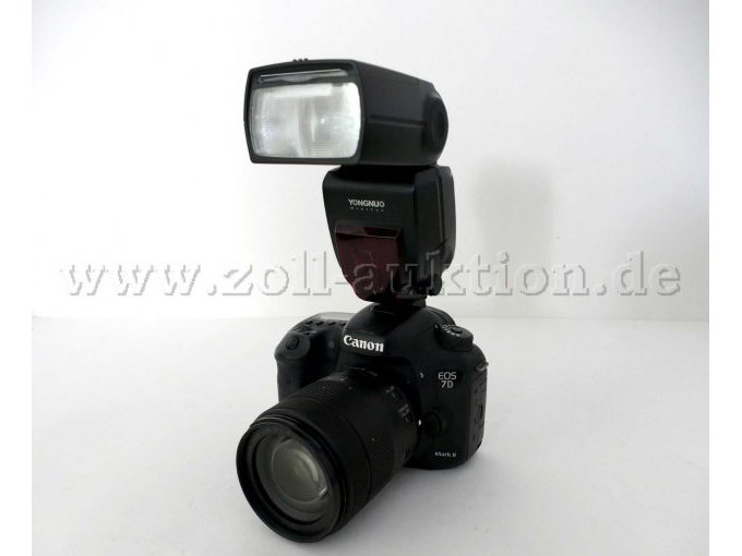 1 Canon EOS 7D Mark II mit Objektiv EFS 18-135mm und Aufsteckblitz