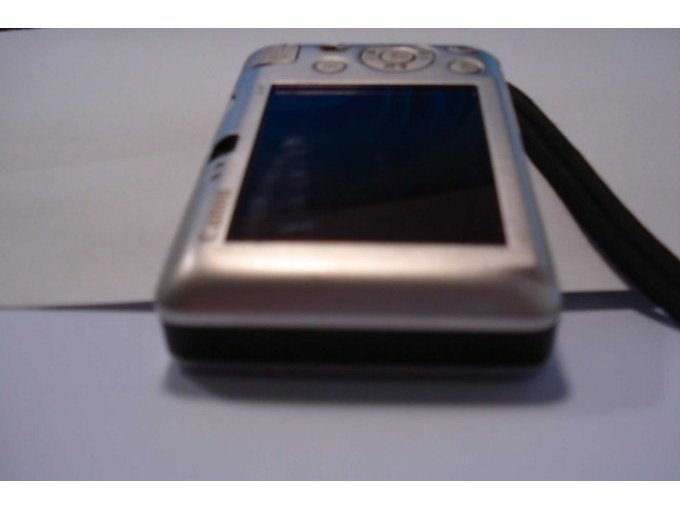 Die leichten Abriebe am Bildschirm.