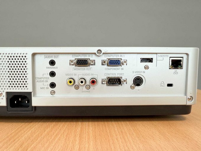 Canon LV-8320 LCD Beamer
Rückansicht der Anschlüsse