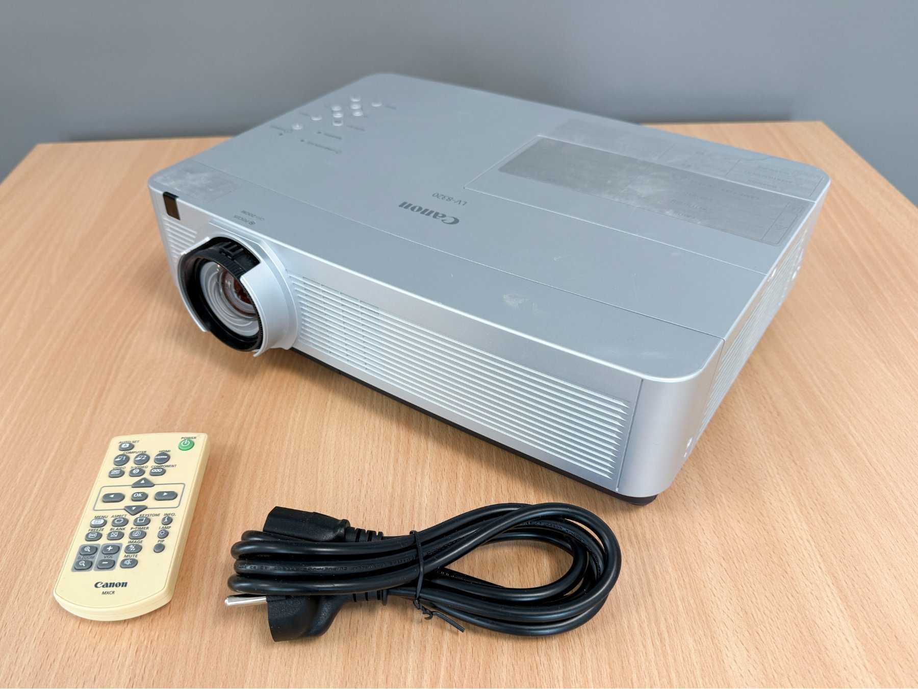 Canon LV-8320 LCD Beamer mit Stromkabel und Fernbedienung
Vorderansicht