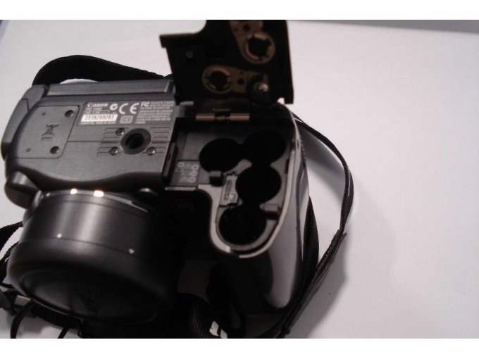 Das Batteriefach und CE-Zeichen an der Canon.