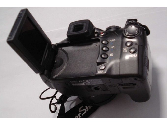 Die Canon mit Bildschirm und den Bedienelementen.