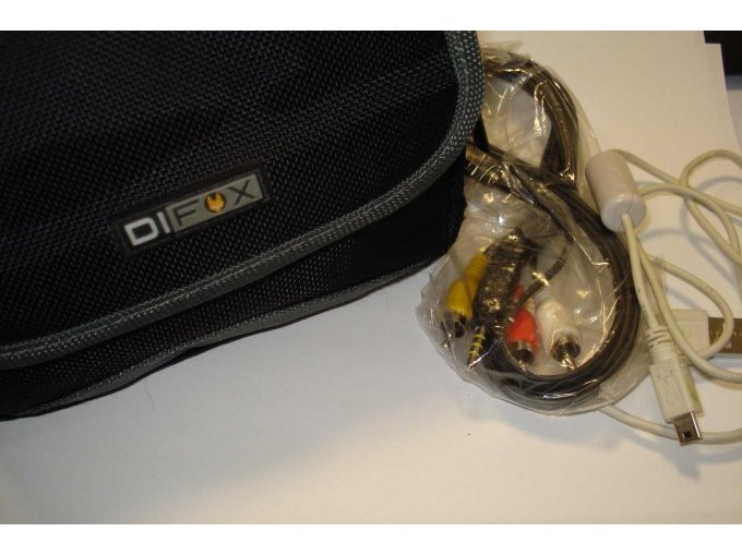 Die Tragetasche und Übertragungskabel der Canon.