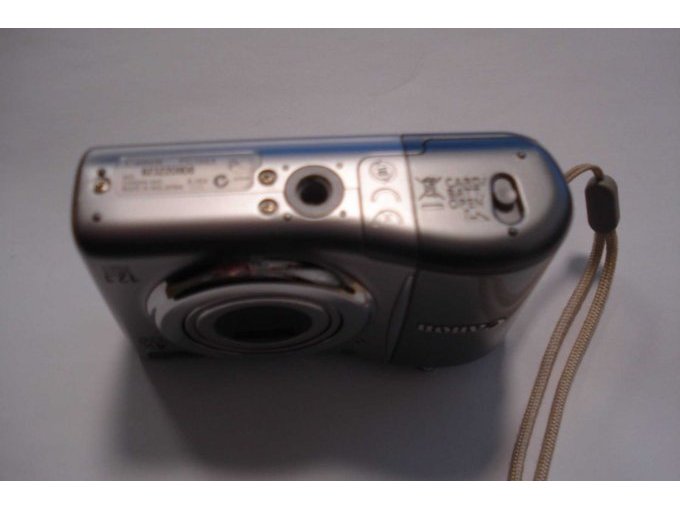 Die Canon von unten. Öffnungsfach für die Batterien oder  Akkus und die Stativbuchse.