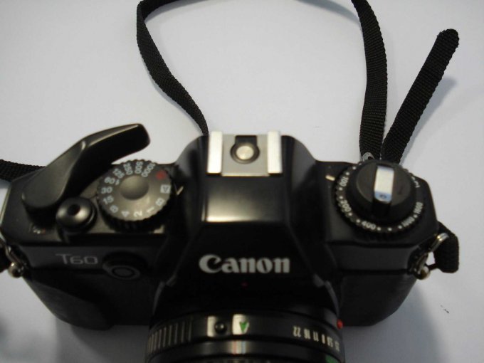 Canon T60 von oben mit Tragegurt.