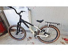 Fahrrad in Seitenansicht, Rahmen schwarz und beige, Logo Canyon, Gepäckträger von Thule