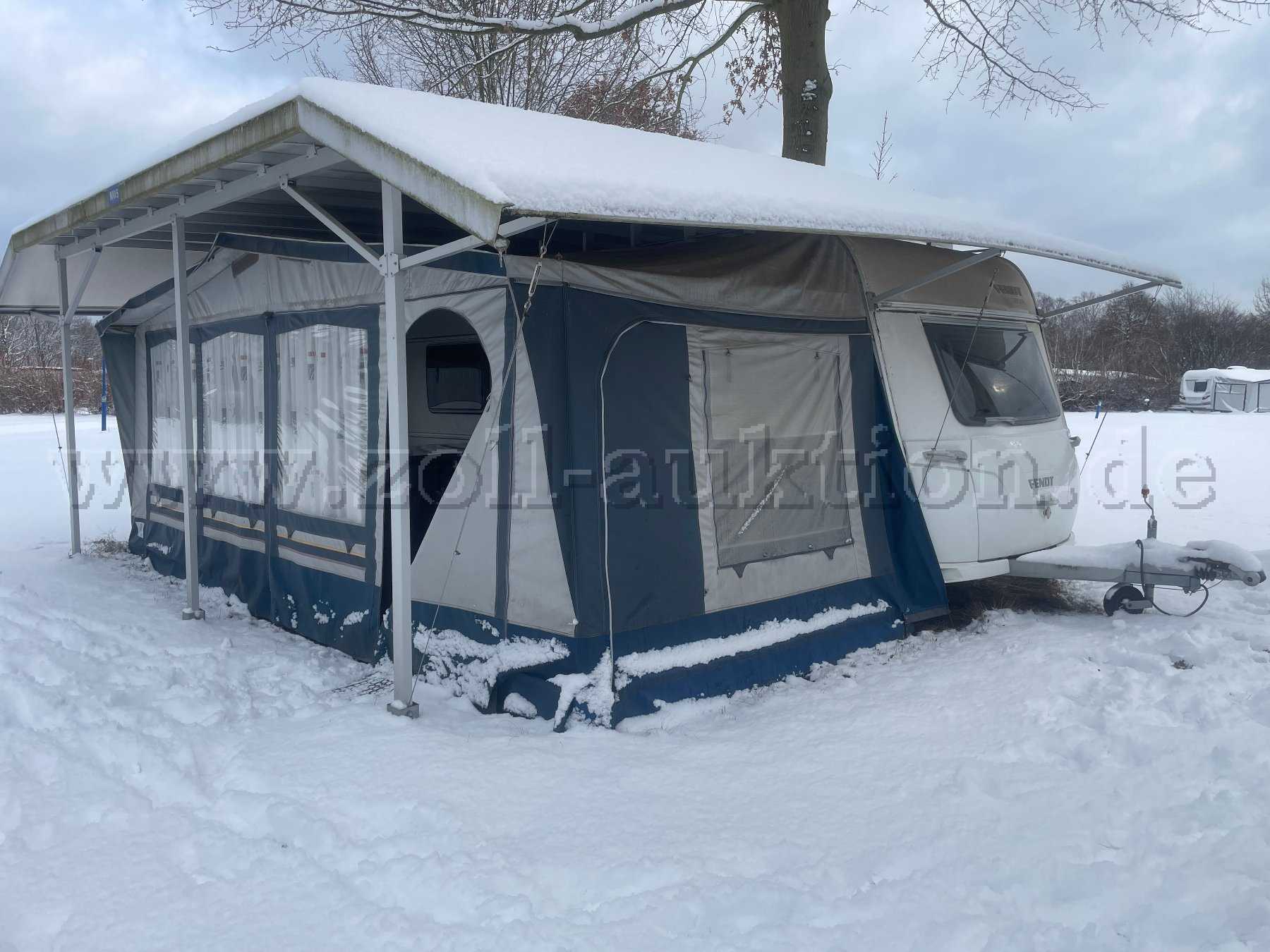 Caravan mit Vorzelt und Schutzdach