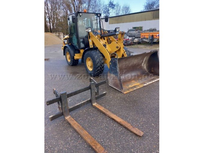 Caterpillar Radlader 906H2
mit Erdbauschaufel und Gabelträger