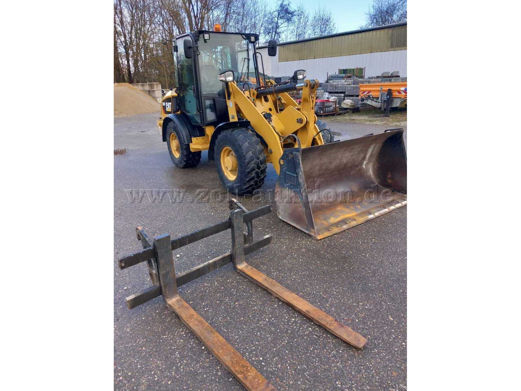 Caterpillar Radlader 906H2
mit Erdbauschaufel und Gabelträger