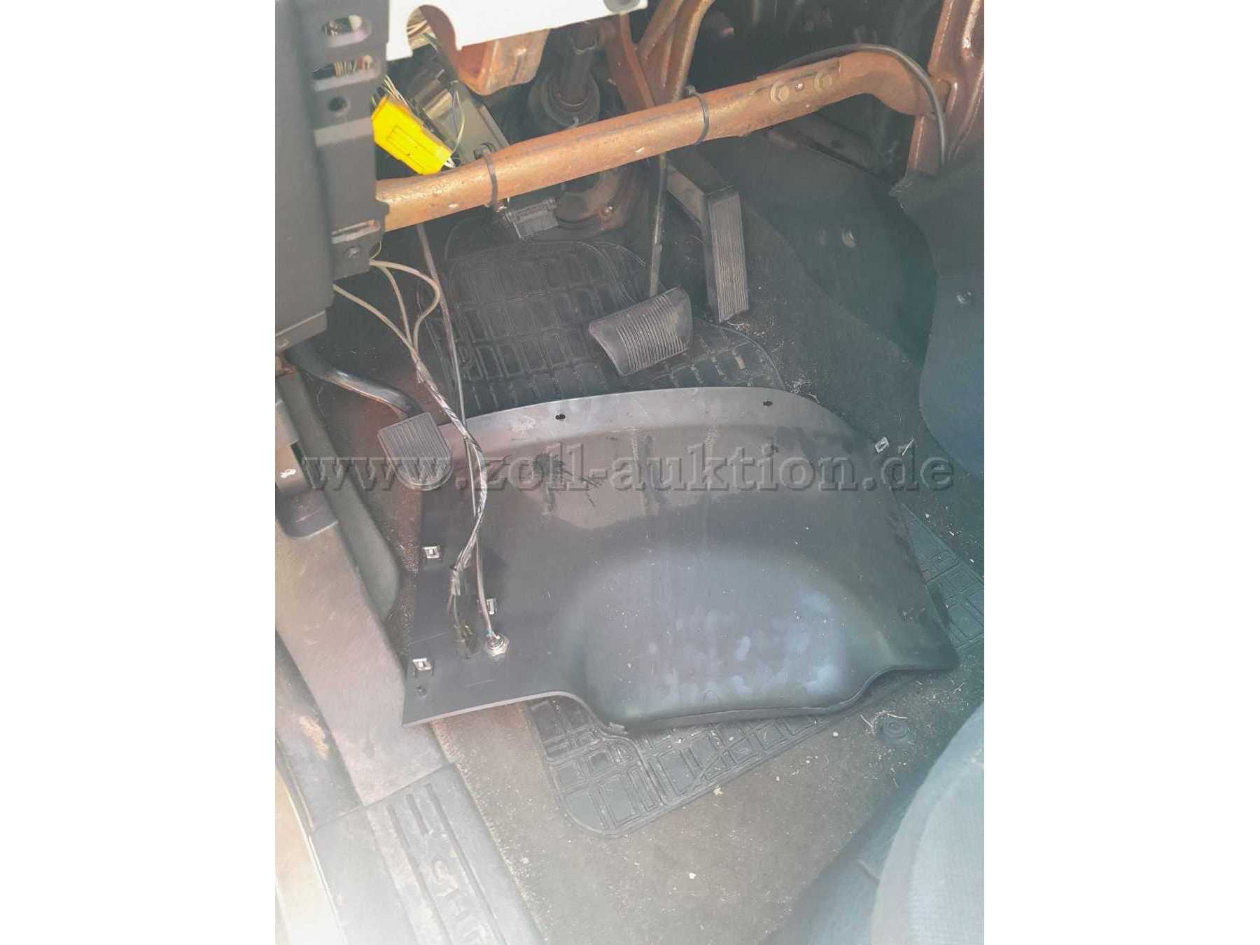 herausgerissene Innenverkleidung