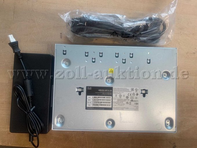 CBS350-8FP-E-2G - Rückseite mit Ladekabel-Netzteil