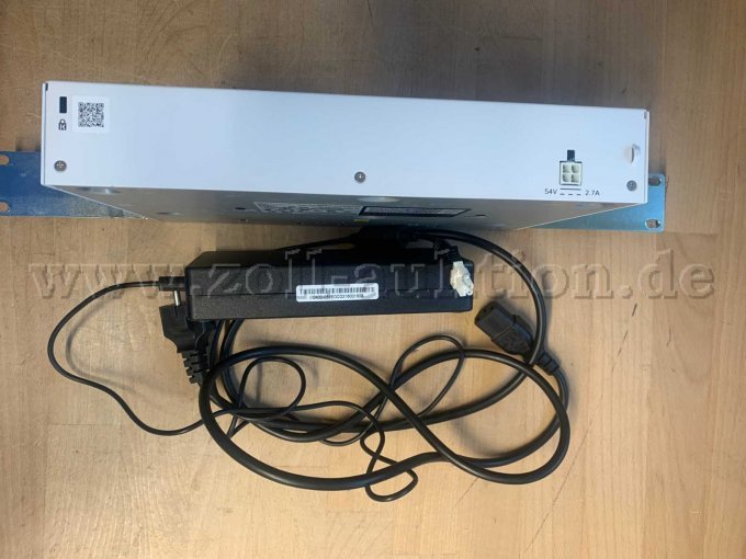 Cisco CBS350 -8FP-E-2G rückseitige Ansicht mit Netzteil und intaktem Stecker