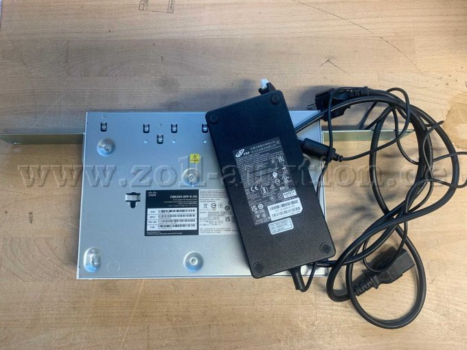 Cisco CBS350 -8FP-E-2G Bodenansicht mit Netzteil (Seriennummern etc.)
