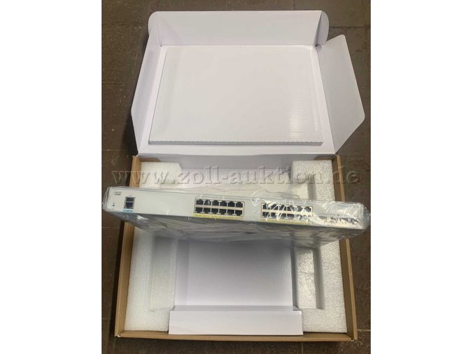 Switch von vorne - unten Mitte im Karton Netzwerkkabel