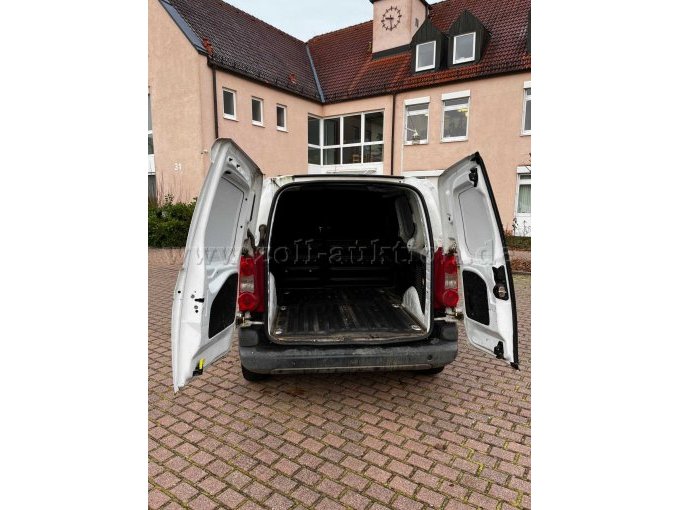 Heckansicht mit geöffneten Türen