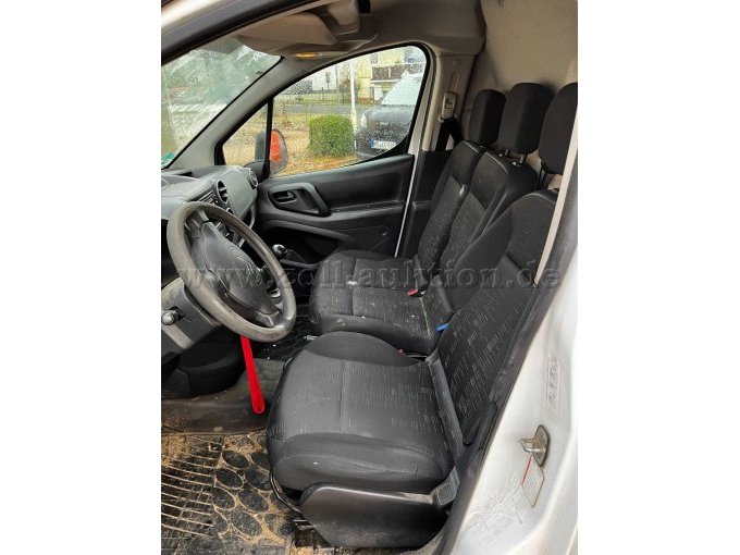 Blick auf Fahrerinnenraum