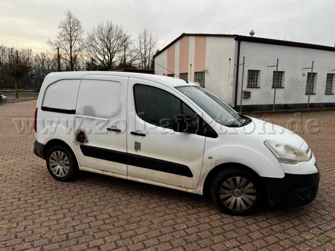 Beifahrerseite (mit abgeklebten Wappen)