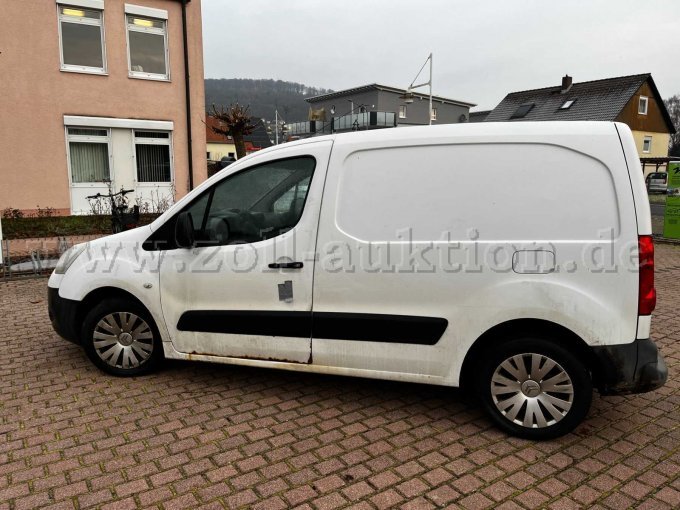 Fahrerseite (mit abgeklebten Wappen)