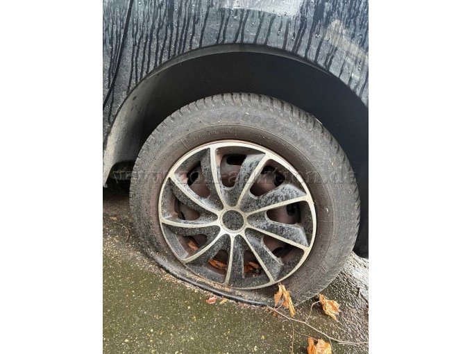 Bereifung, Fahrerseite hinten links ohne Luft