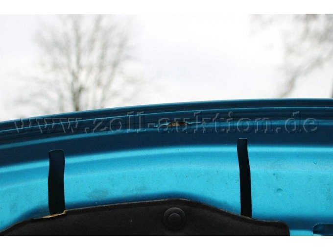 Korrosion im vorderen Motorhaubenbereich