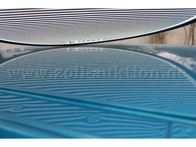 Hagelschaden am Dach sichtbar