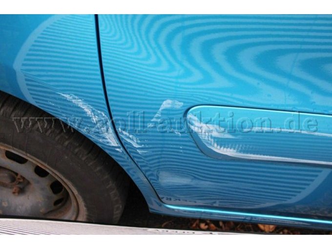 Tür hinten rechts sowie Seitenwand hinten im Kantenbereich verschrammt und deformiert