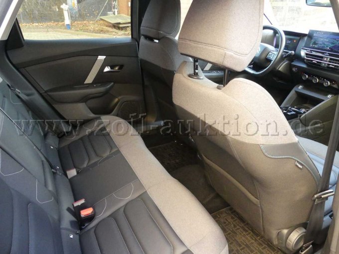 Einstieg und Fahrgastraum hinten rechts