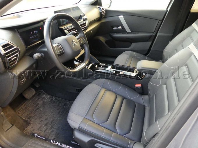 Einstieg und Fahrgastraum vorn links