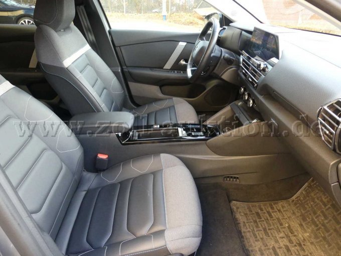 Einstieg und Fahrgastraum vorn rechts