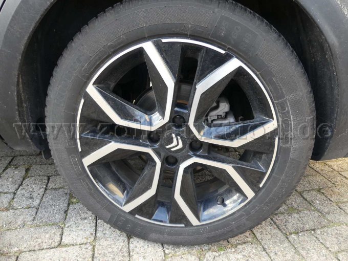 Alufelge mit Ganzjahresreifen