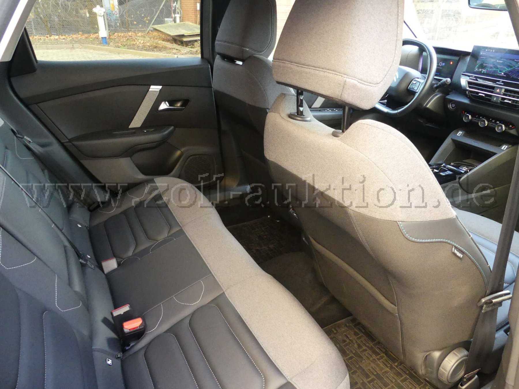 Einstieg und Fahrgastraum hinten rechts