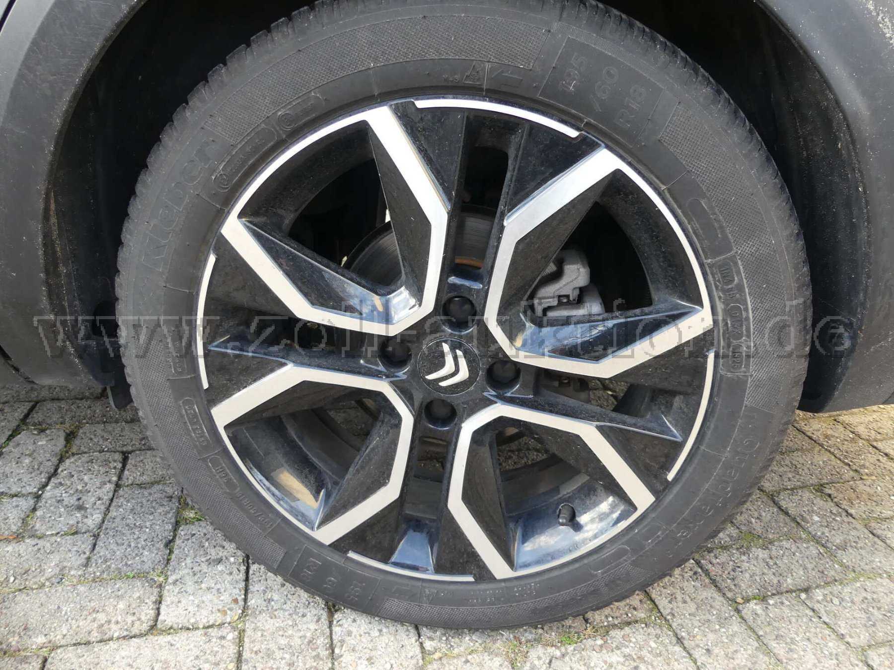 Alufelge mit Ganzjahresreifen