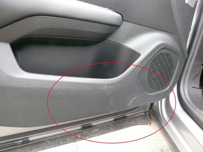 Beispielschaden Kratzer Innenverkleidung Fahrertür