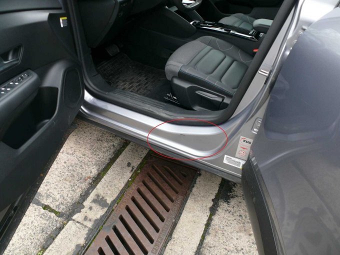 Beispielschaden Kratzer Einstieg Fahrertür