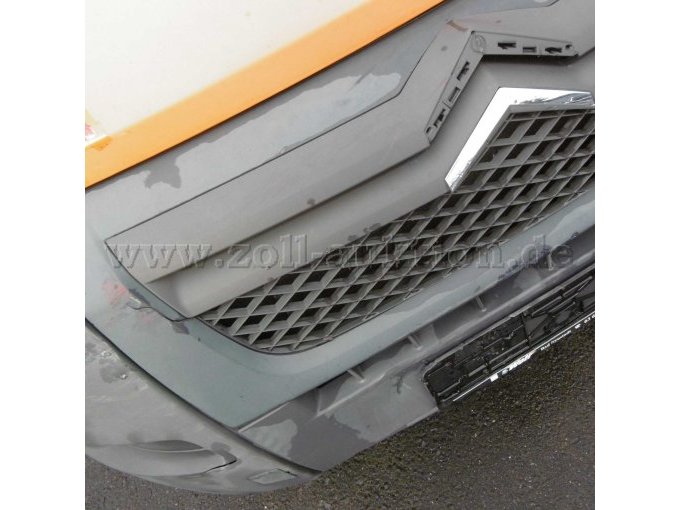 Defekte Stoßstange mit Fehlemden Logo