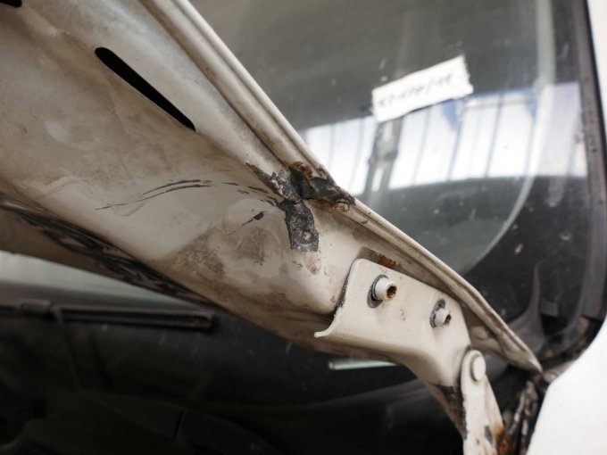 Motorhaube gebrochen