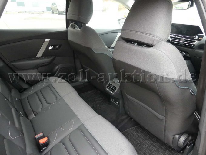 Einstieg und Fahrgastraum hinten rechts