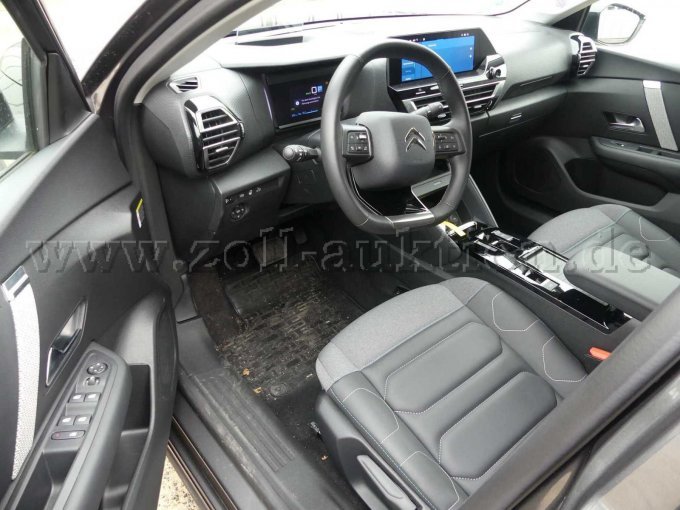 Einstieg und Fahrgastraum vorn links