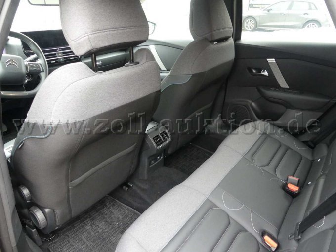 Einstieg und Fahrgastraum hinten links