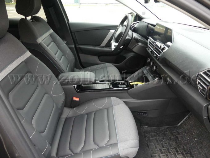 Einstieg und Fahrgastraum vorn rechts