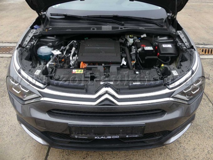 Frontansicht mit Motorraum