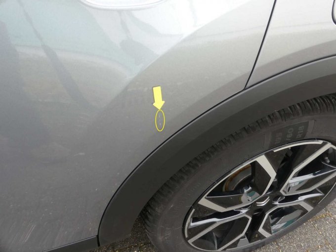 Tür hinten links mit einem Lackkratzer