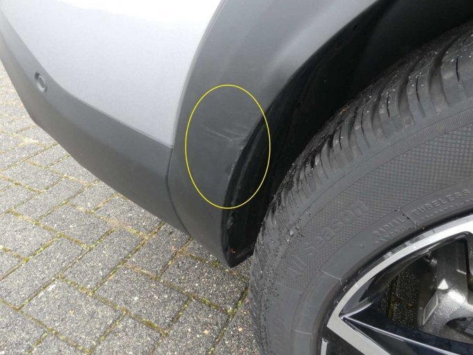 Plastikverkleidung hinten rechts mit einer leichten Anfahrbeschädigung