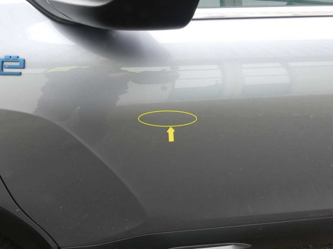 Tür vorne links mit einem Lackkratzer