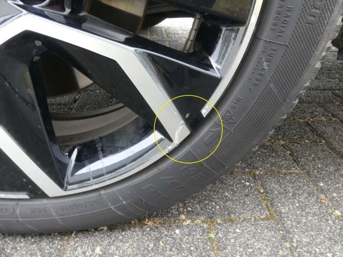 Felge vorne links mit einer Anfahrbeschädigung
